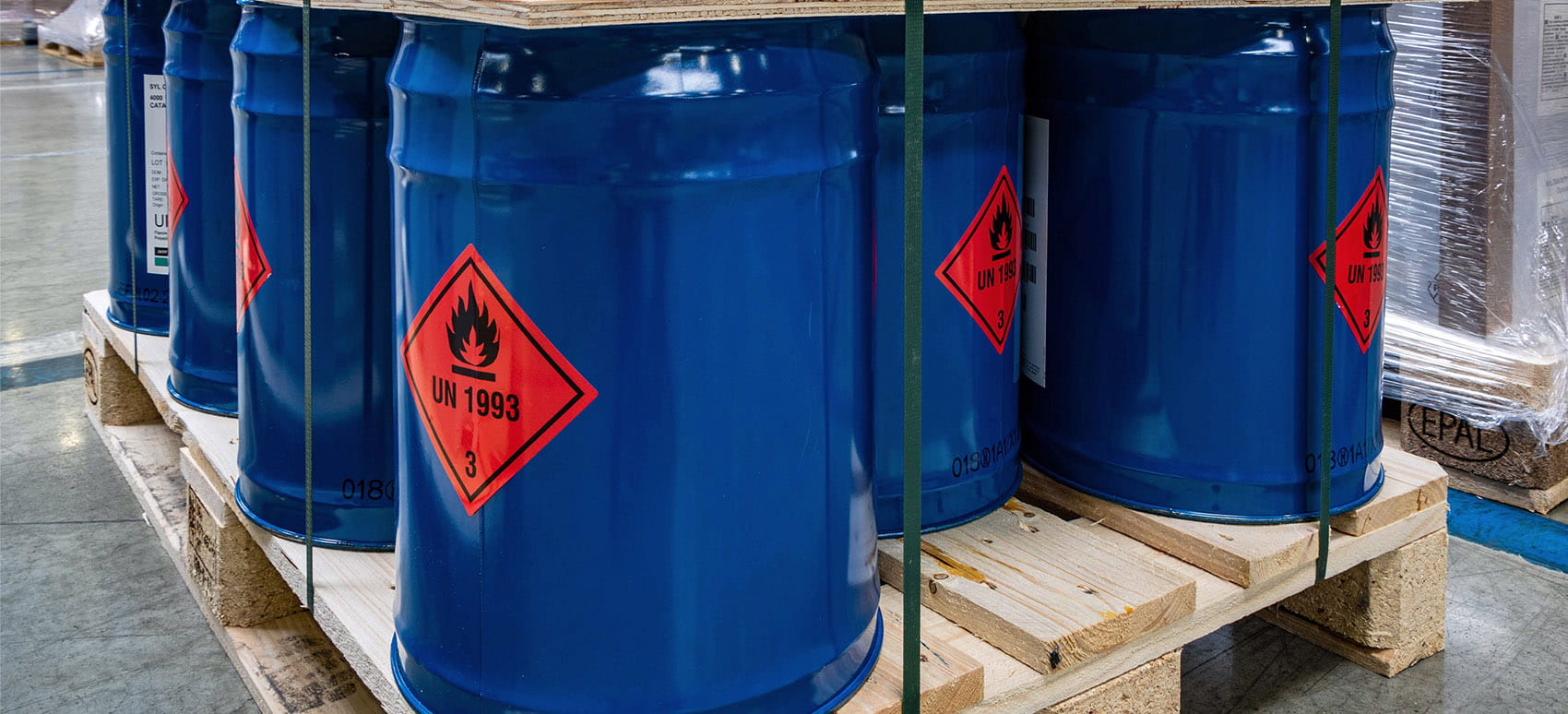 vaten met chemicalien op een pallet